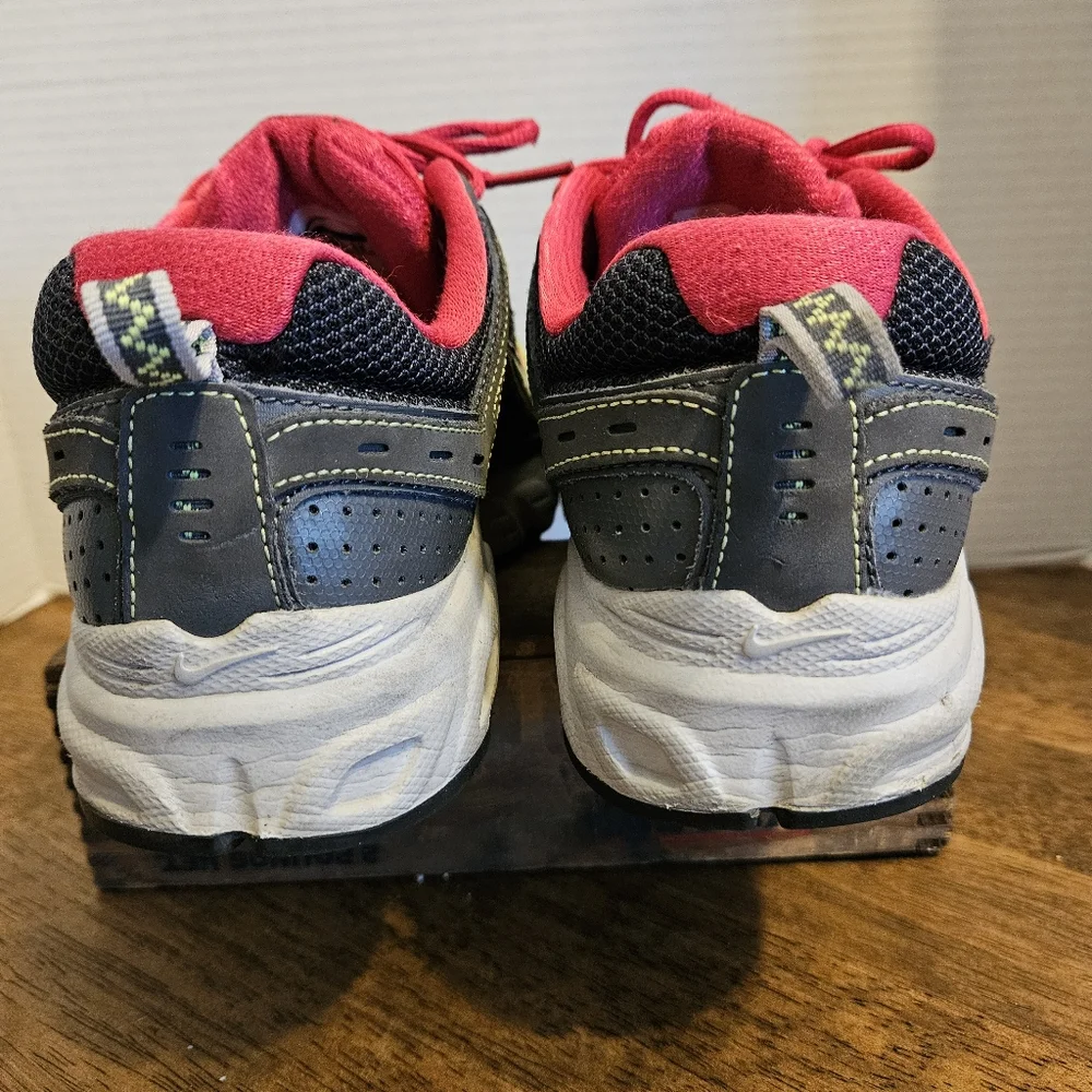 Nike Trail Alvord Size 8 Women's Gray and Pink Athletic Shoes - Picture 4 of 12